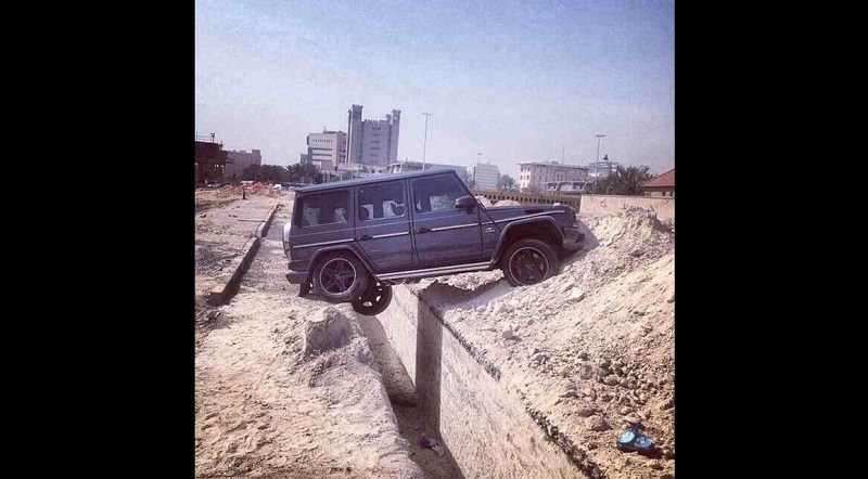 g-classe_stuck_on_gap_in_kuwait_1