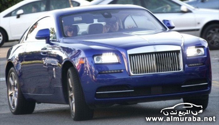 gisele-bundchen-and-family-check-out-office-buildings-in-rolls-royce-wraith-76162-7