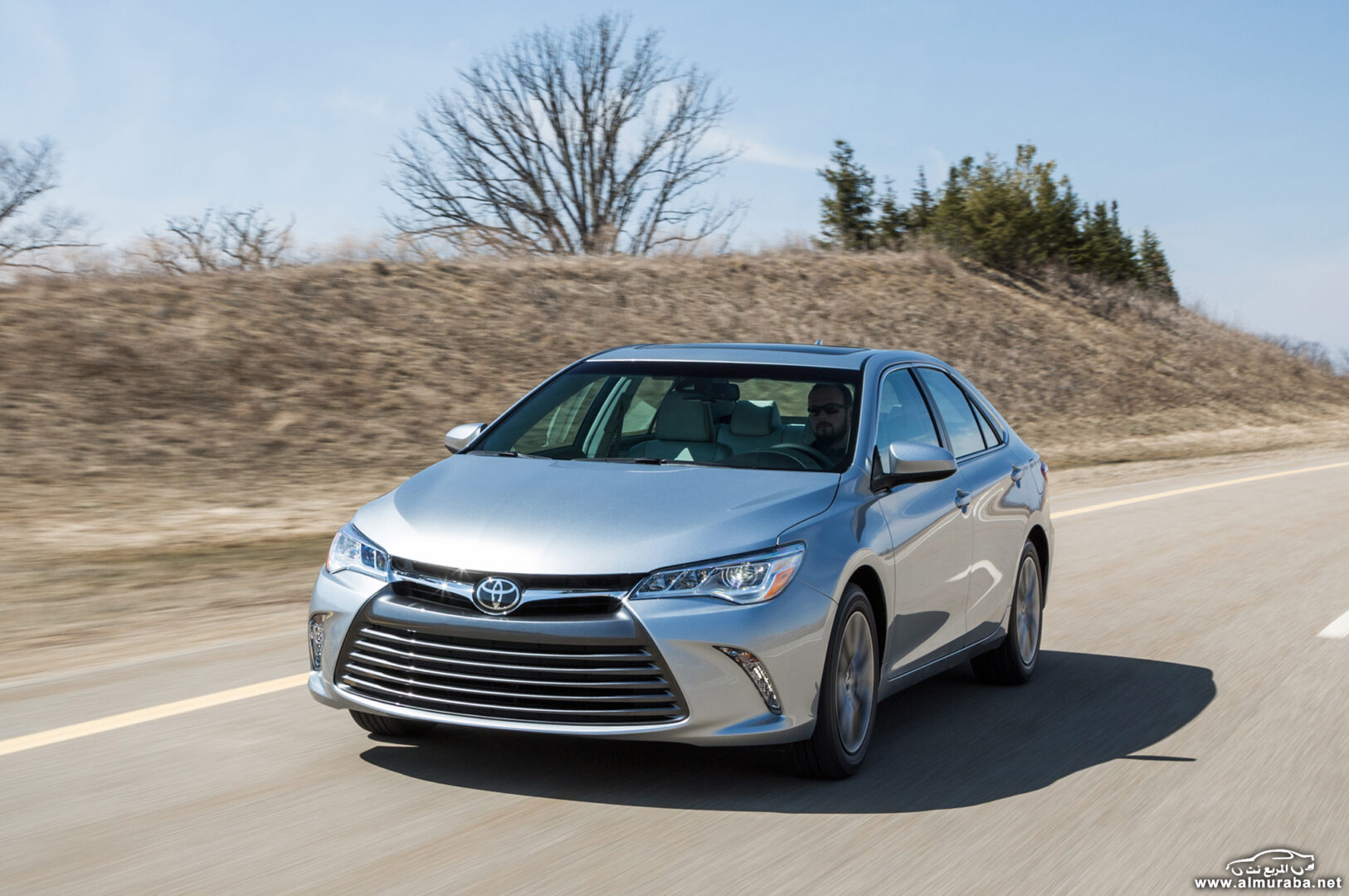 http---image.motortrend.com-f-roadtests-sedans-1404_2015_toyota_camry_first_look-72594501-2015-toyota-camry-front-three-quarters-in-motion-02