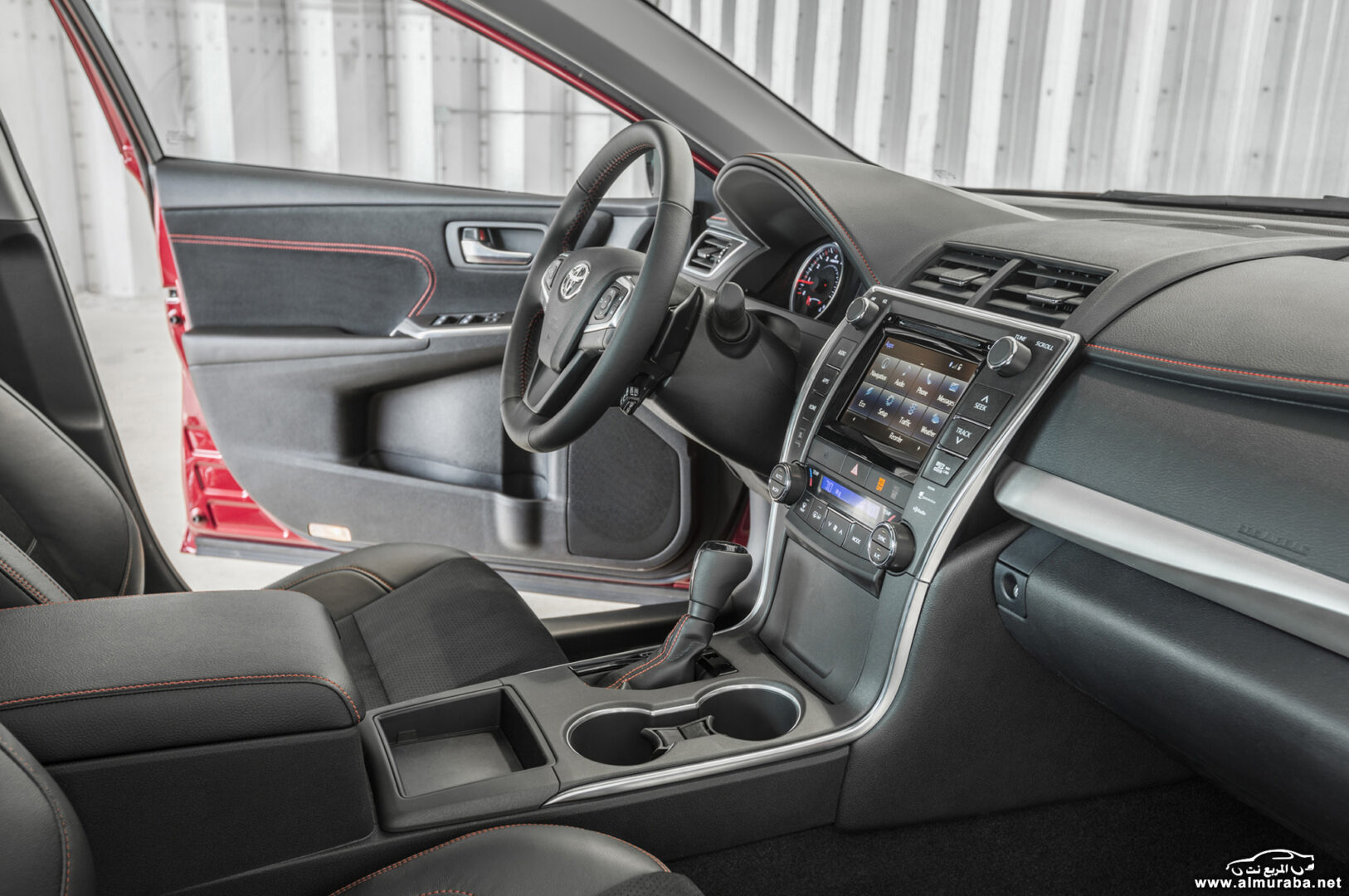 http---image.motortrend.com-f-roadtests-sedans-1404_2015_toyota_camry_first_look-72596361-2015-toyota-camry-interior