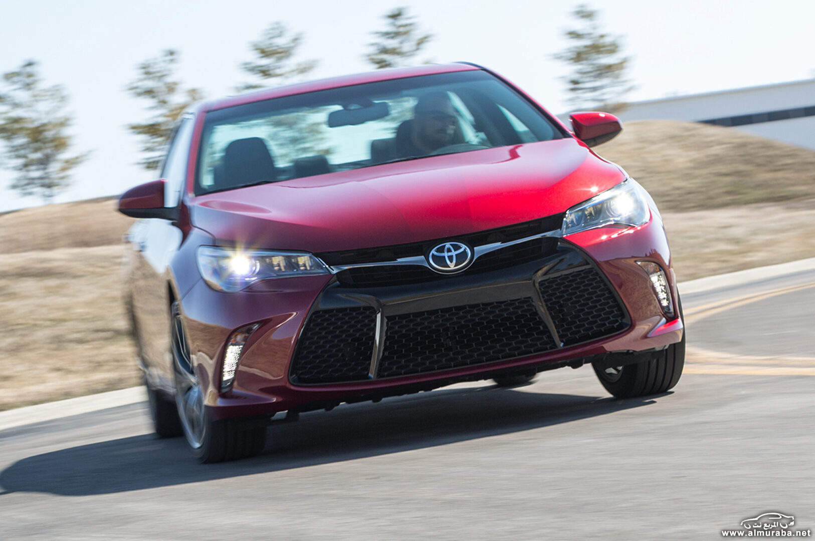 http---image.motortrend.com-f-roadtests-sedans-1404_2015_toyota_camry_first_look-72627000-2015-Toyota-Camry-XSE-around-corner