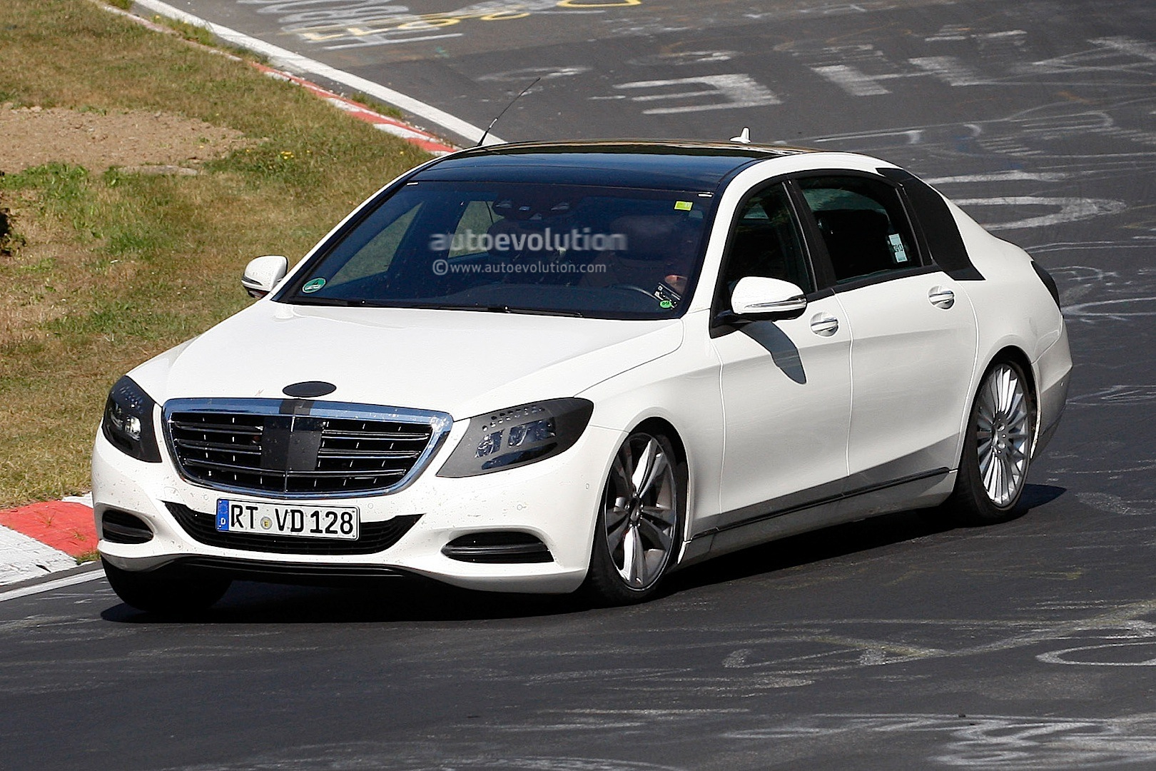 long-wheelbase-s-class-wafting-on-the-nurburgring-photo-gallery_1