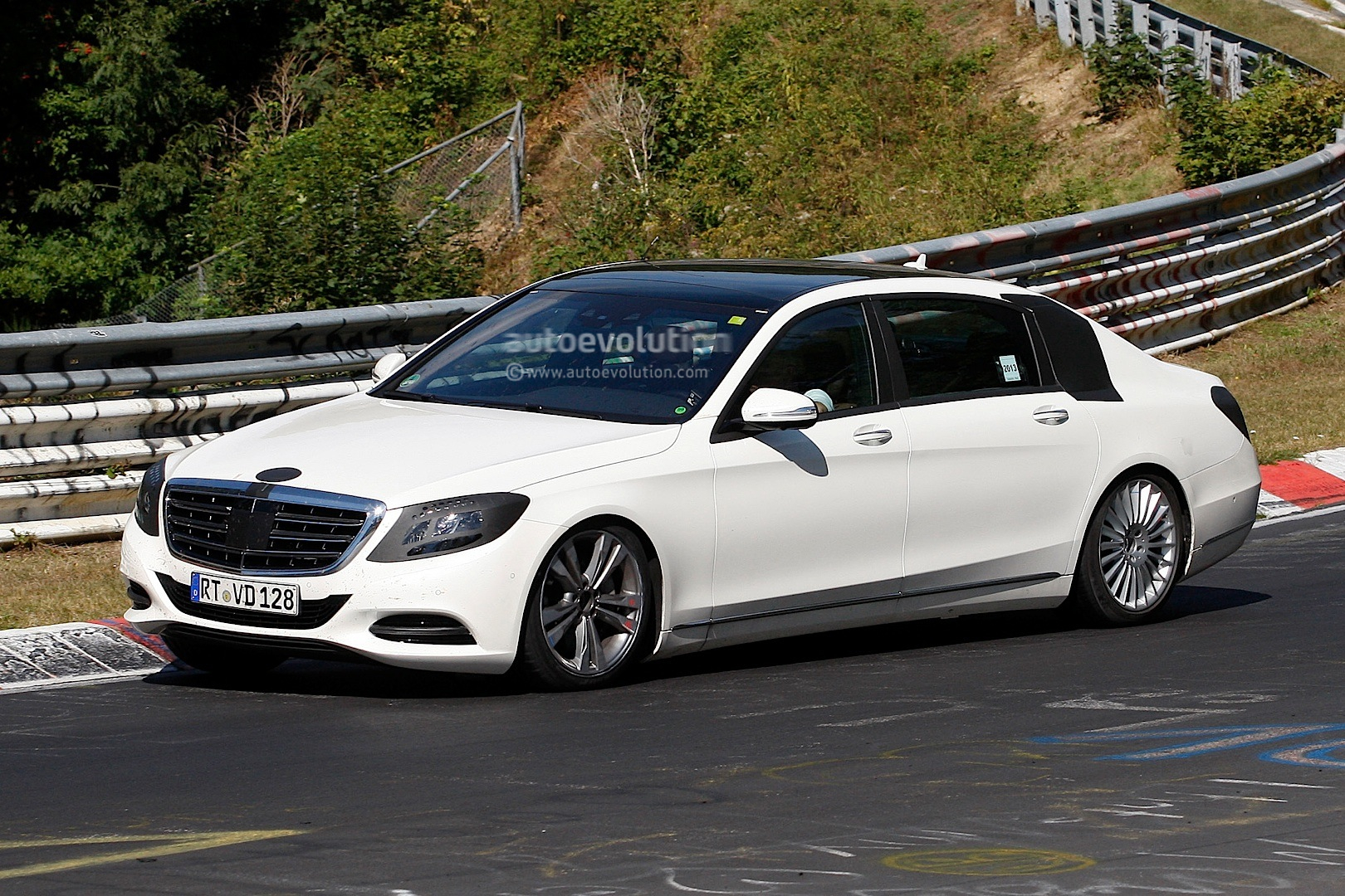 long-wheelbase-s-class-wafting-on-the-nurburgring-photo-gallery_2