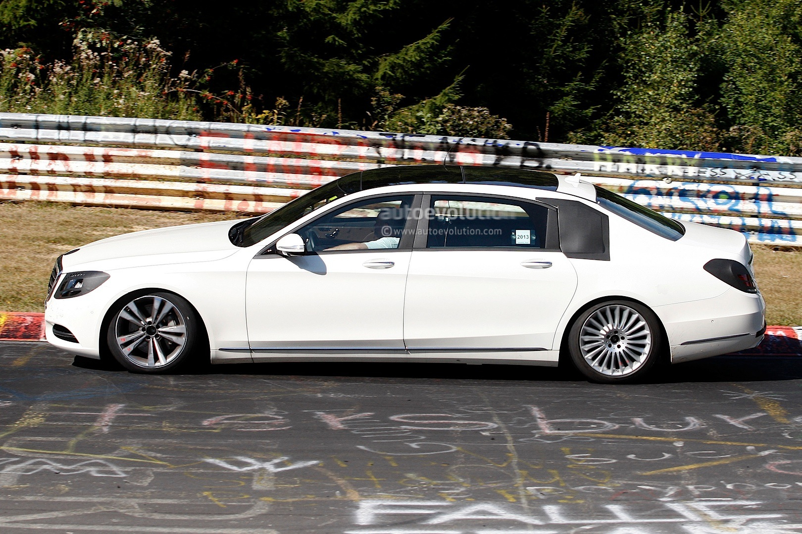 long-wheelbase-s-class-wafting-on-the-nurburgring-photo-gallery_3