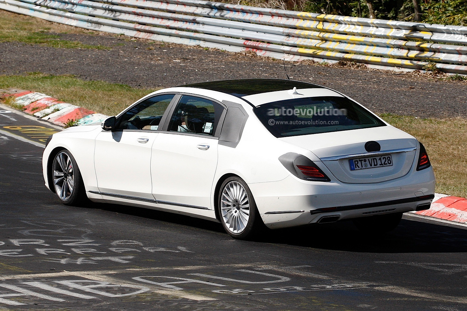 long-wheelbase-s-class-wafting-on-the-nurburgring-photo-gallery_4