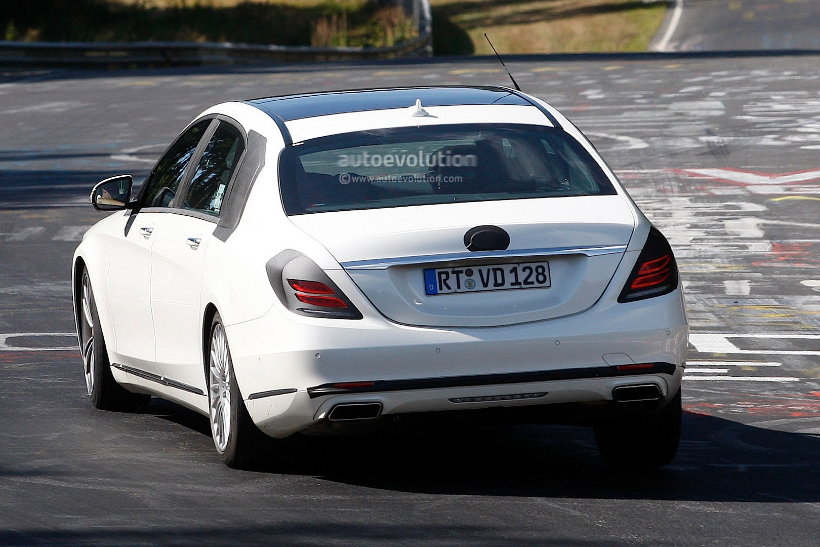long-wheelbase-s-class-wafting-on-the-nurburgring-photo-gallery_5