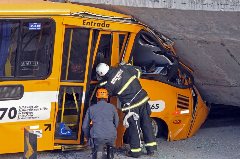 luc-luong-cuu-ho-dang-co-gang-dua-cac-thi-the-ra-khoi-mot-chiec-xe-bus_Bus-crushed-following-a-bridge-that-collapse-in-Belo-Horizonte_(1)