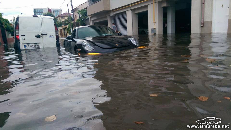 porsche-911-caught-by-the-flood-drowns-in-muddy-water_2