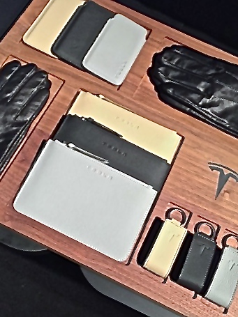 tesla-leather-apparel-in-the-pipeline-bags-wallets-to-match-your-model-s-photo-gallery_2
