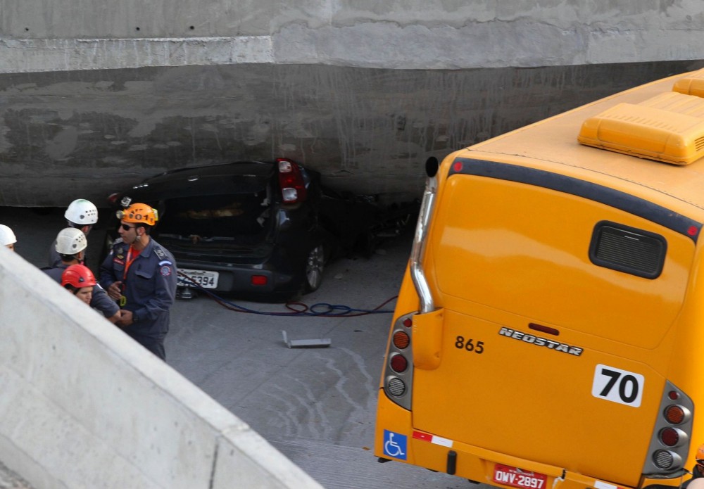 van-con-nhieu-chiec-xe-va-nguoi-bi-mac-ket_Bus-crushed-following-a-bridge-that-collapse-in-Belo-Horizonte_(5)
