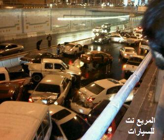 حادث طريق الملك فهد اليوم بعد نزول المطر تسبب في تصادم 16 سيارة 3