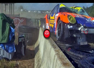 "بالفيديو" سباق سيارات ينتهى بتحطم سيارتين بورش Porsche 911s 3