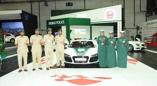 “بالصور” شرطة دبي تكشف عن جديد سياراتها الفارهة خلال معرض دبي للسيارات