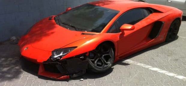 حادث لامبورجيني أفنتادور الجديدة في دبي خلال محاولة استعراض “تفحيط درفت” بالصور