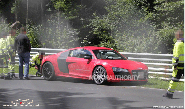 اول حادث لسيارة اودي ار 8 اي-ترون 2013 الجديدة بعمود حديدي في المانيا Audi R8 e-tron 2013 3