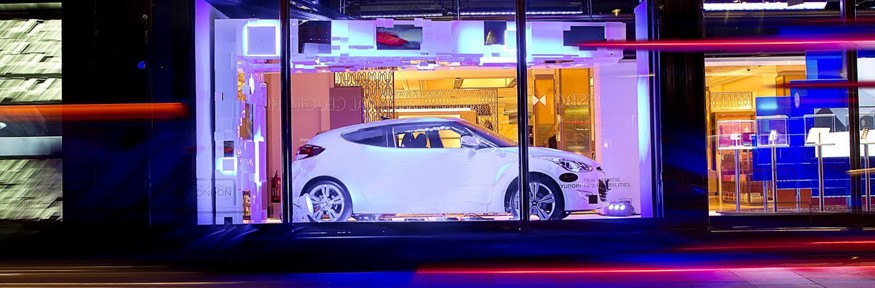 هيونداي فيلوستر 2013 تعرض سيارتها الجديدة في محلات هارودز في لندن من اجل الاولمبياد
