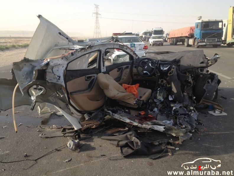 حادث هيونداي اكسنت 2012 “مروع” جداً وانقسام السيارة الى نصفين بالصور على طريق الشرقية