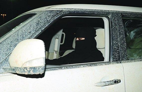 شرطة منطقة “الباحة” توقف فتاة أثناء قيادتها السيارة برفقة والدها المسن الذي فقد الوعي