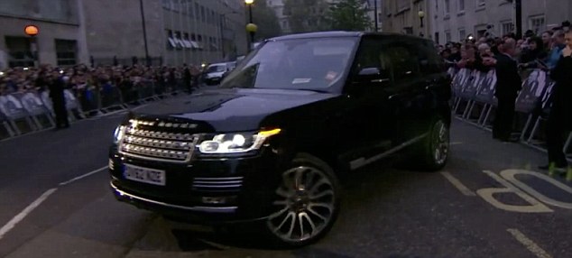 دانيال كريج بطل فيلم “جيمس بوند” يصل الى حفل إفتتاح فيلم “Skyfall” بسيارة رنج روفر 2013 الجديدة