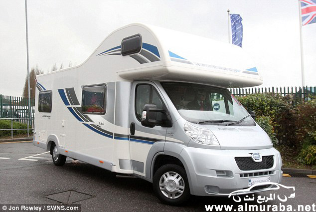 ملكة إنجلترا “اليزابيث الثانية” هي وزوجها تقوم بجولة فى أفخم كرفان متنقل في مدينة لندن بالصور