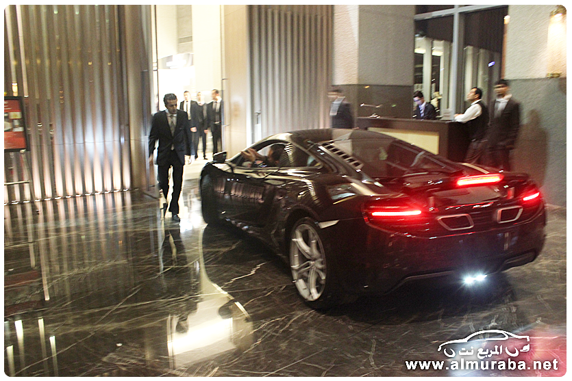 ماكلارين Mclaren mp4-12c تعرض نفسها بمليون ريال في “برج المملكة” وتبهر المتسوقين والنزلاء !