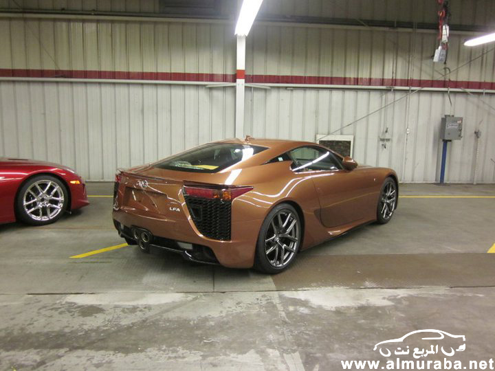 التقاط صور لكزس ال اف ايه الجديدة باللون الجديد الذهبي والبرتقالي في مدينة طوكيو باليابان بالصور