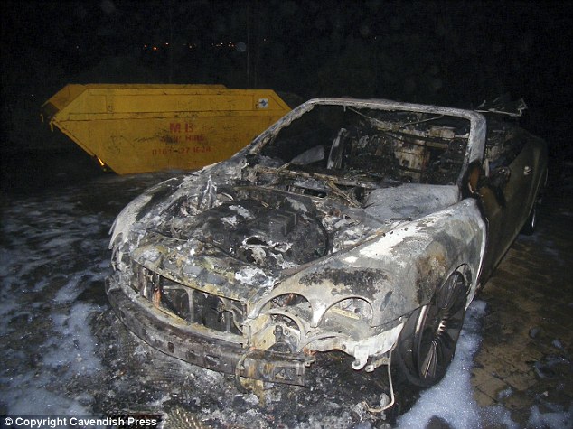 “بالصور” مسنة تنقذ جارها “الثري” بعد إشتعال النار في سيارته “بنتلي” وتلفها بالكامل