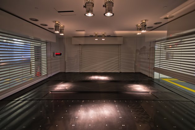 اثرياء سنغافورة ينامون بجانب سياراتهم الفاخرة “بالصور” و”الفيديو” Singapore Hamilton