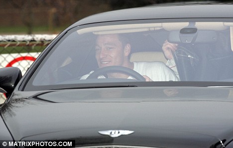 “جون تيري” كابتن نادي تشيلسي يترك سيارته البنتلي في الطريق بسبب الزحمة المرورية!