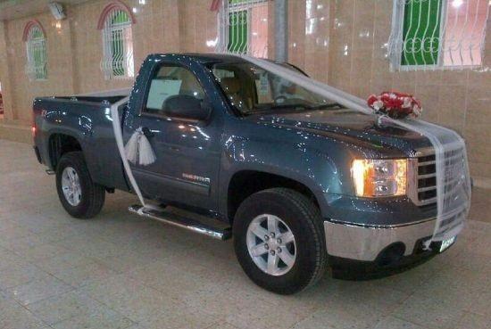 “بالصور” 6 أبناء يكافئون والدهم بسيارة “جمس” الجديدة 2013 وسيف ودرع في حفل تقاعده