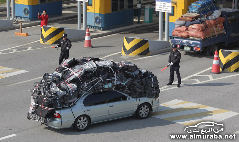 “صور” العمال الكوريين يخرجون من كوريا الشمالية بسياراتهم التي تتحمل كل شي!