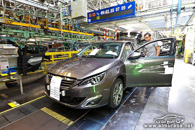 التقاط صور خلال إنتاج سيارة بيجو 308 الجديدة كلياً في فرنسا Peugeot 308
