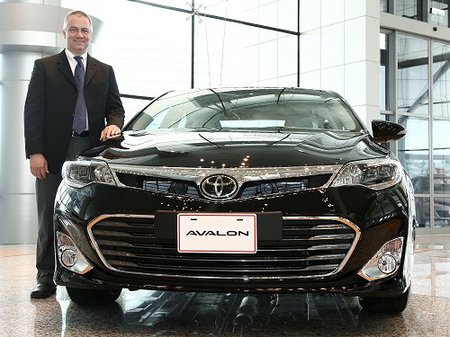 كبير مهندسي تويوتا في دبي ليتحدث عن سيارة افالون 2013 الجديدة Toyota Avalon