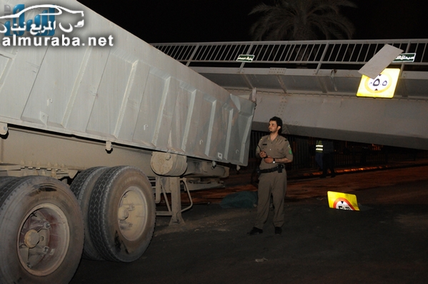 شاحنة بقلاب تسقط جسر وتصيب شخص بسبب أهمال السائق