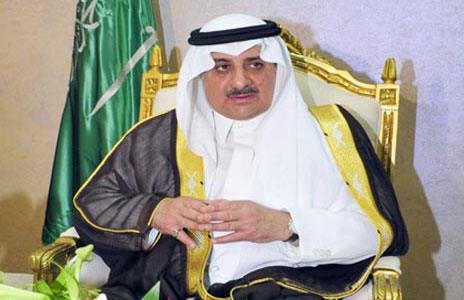 امير سعودي يشتري سيارة جديدة لعامل باكستاني بعد اصطدم سيارتهم بـ6 جمال وتلفها بالكامل