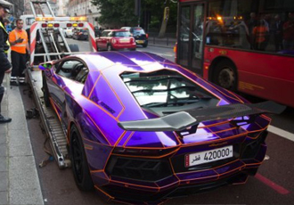 “بالصور” الشرطة البريطانية تحجز سيارة لامبورجيني افنتادور الخاصة بشخص عربي من قطر
