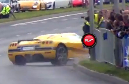 “فيديو” حادث دهس 17 شخص من المشجعين كانو يشاهدون استعراض السيارات الفاخرة