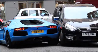 “فيديو” سائق لامبورجيني افنتادور يصطدم بتاكسي في شارع لندن الضيق بسبب السرعة