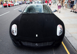 فيراري 599 مغطأة بالمخمل تلفت الانظار في شوارع مدينة لندن Ferrari 599 GTB
