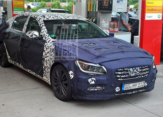 التقاط صور هيونداي جينيسس 2014 بشكلها الجديد خلال توقفها لتعبئة الوقود