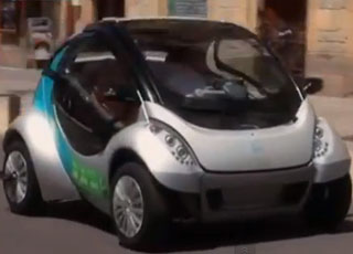 "فيديو" اخترع سيارة كهربائية قابلة للطي لحل مشاكل الزحام والتلوث في مدن العالم الكبرى 3