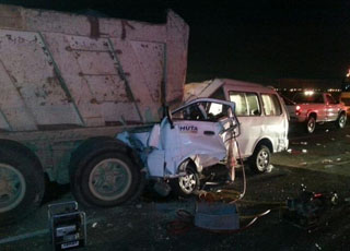 “بالصور” حادث مروري مروع في جدة يودي بحياة 14 شخصاً ويصيب 3 أخرين