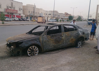 “بالصور” مطاردة بين شباب صباحاً تنتهي بإطلاق النار على سيارة احدهم واحتراقها بالكامل