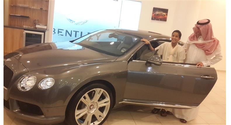 “فيديو” الفنان فايز المالكي يسلم سيارة “البنتلي” للطفل يوسف الانصاري