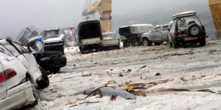 “بالفيديو” سقوط 52 سيارة في البحر اثناء نقلها على سفينة خلال العاصفة في اليابان