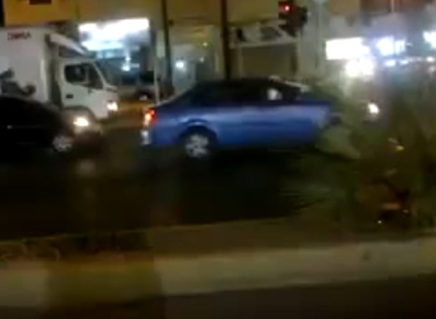 “فيديو” سائق سيارة يكرر تجاوز الإشارة ليصوره نظام “ساهر” عدة مرات