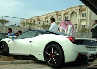 “بالصور” حادث فيراري 458 ايطالياً في مدينة جدة بسبب السرعة Ferrari 458 Italia