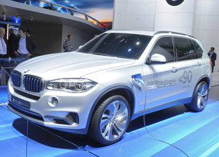 بي ام دبليو اكس فايف الهجينة والمطورة تعرض نفسها في معرض فرانكفورت BMW X5