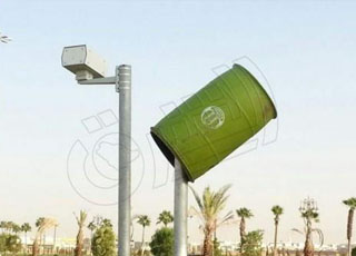 “بالصور” شباب يقومون بتغطية كاميرات ساهر في مدينة تبوك ببرميل نفايات