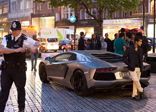 سحب سيارات الاثرياء العرب “المستهترين” في لندن من نوع لامبورجيني وفيراري بسبب الازعاج